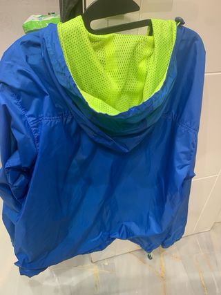 Cortavientos azul con capucha