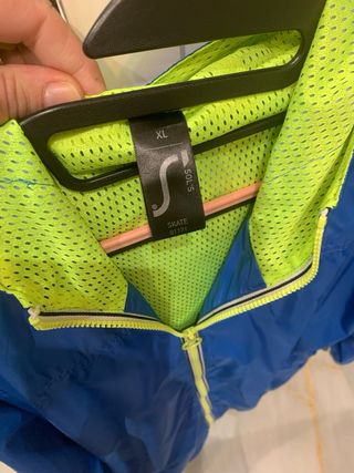 Cortavientos azul con capucha