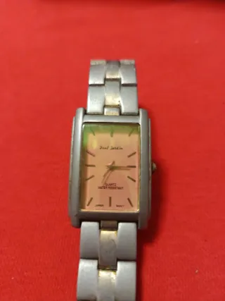 Reloj de pulsera plateado