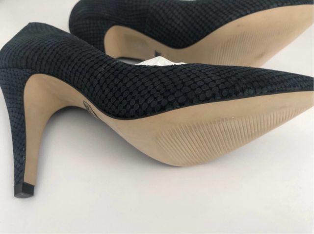 Zapatos de tacón azul marino