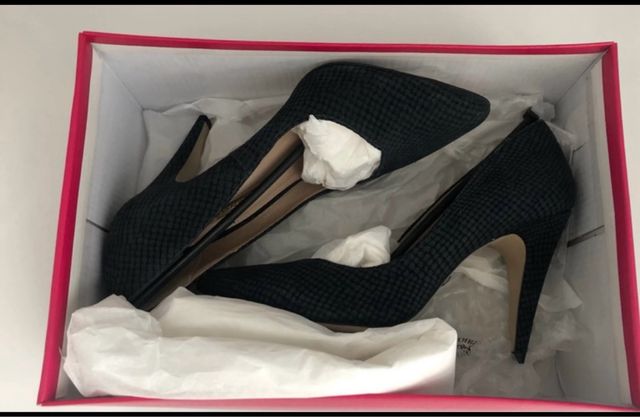 Zapatos de tacón azul marino