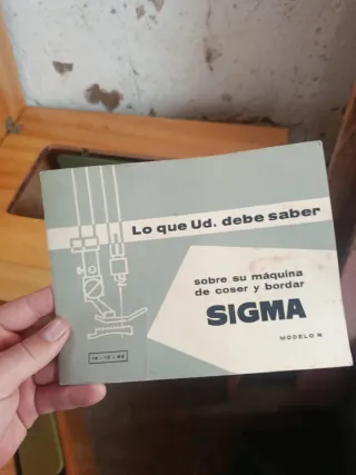 Máquina de coser vintage de madera Sigma
