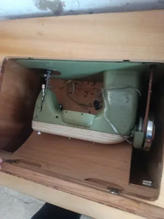 Máquina de coser vintage de madera Sigma