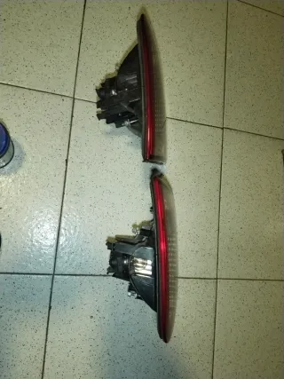 Pilotos portón Seat León