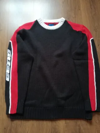 Jersey deportivo negro y rojo