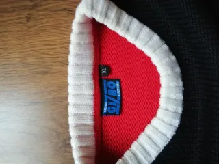 Jersey deportivo negro y rojo