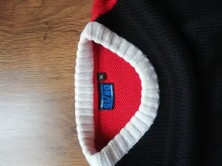 Jersey deportivo negro y rojo