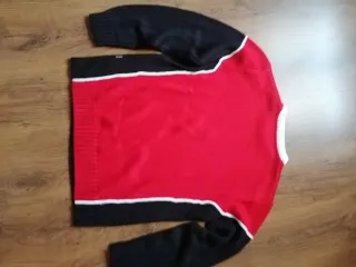 Jersey deportivo negro y rojo