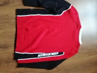 Jersey deportivo negro y rojo