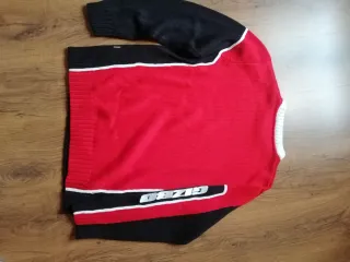 Jersey deportivo negro y rojo