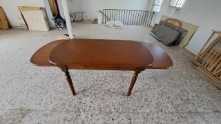Mesa de comedor de madera.  La mesa mide 165x90