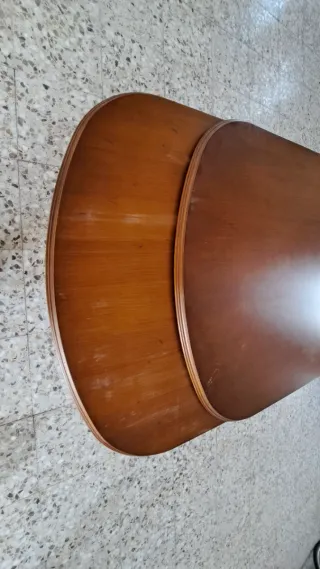 Mesa de comedor de madera.  La mesa mide 165x90