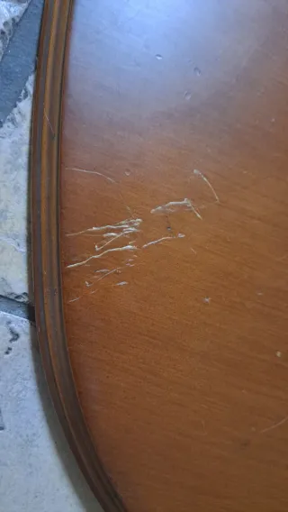 Mesa de comedor de madera.  La mesa mide 165x90