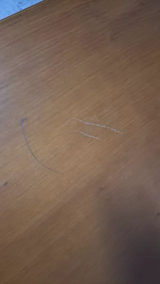 Mesa de comedor de madera.  La mesa mide 165x90