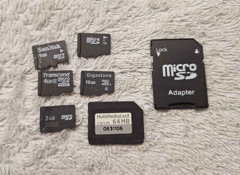 Paquete de 6 tarjetas de memoria Micro SD (1GB, 2GB, 4GB, 16GB, 64MB y adaptador)