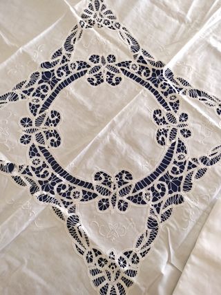 Mantel blanco con bordado y encaje