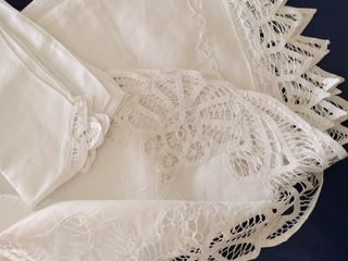 Mantel blanco con bordado y encaje