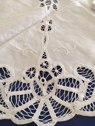 Mantel blanco con bordado y encaje