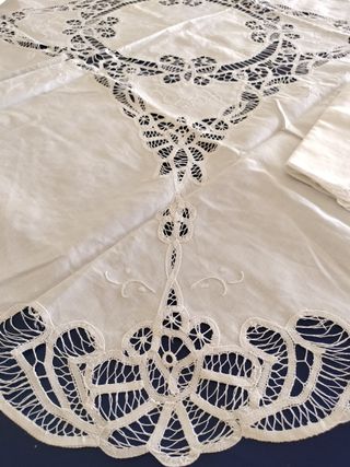 Mantel blanco con bordado y encaje