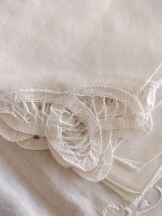 Mantel blanco con bordado y encaje