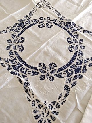Mantel blanco con bordado y encaje