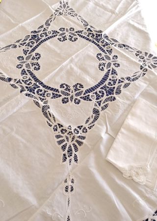 Mantel blanco con bordado y encaje