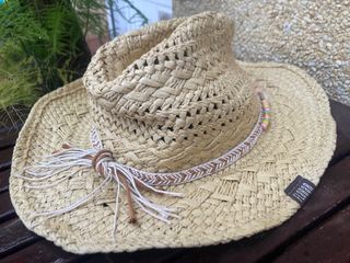 Gorro de fibra vegetal estilo boho con abalorios