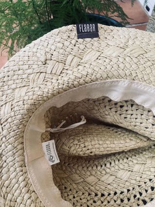 Gorro de fibra vegetal estilo boho con abalorios