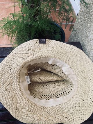 Gorro de fibra vegetal estilo boho con abalorios