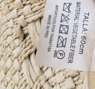 Gorro de fibra vegetal estilo boho con abalorios