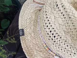 Gorro de fibra vegetal estilo boho con abalorios