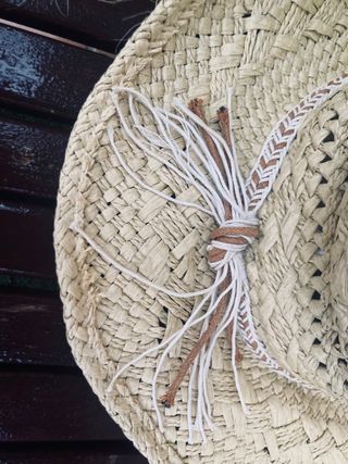 Gorro de fibra vegetal estilo boho con abalorios