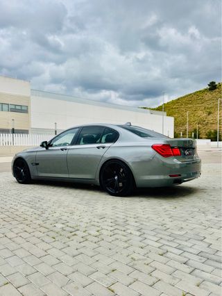 BMW Serie 7  / 740d / M paket / libro completo