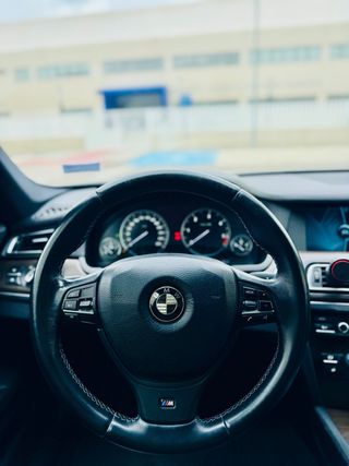 BMW Serie 7  / 740d / M paket / libro completo