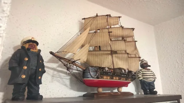 Maqueta Barco Velero Decorativo y 2 figuras