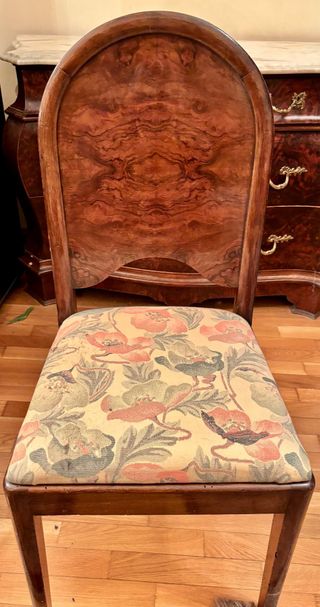 Silla clásica de madera con tapicería floral