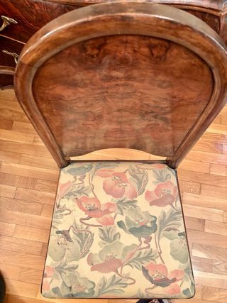 Silla clásica de madera con tapicería floral