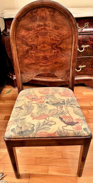 Silla clásica de madera con tapicería floral