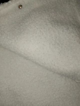 Chaqueta negra con forro blanco