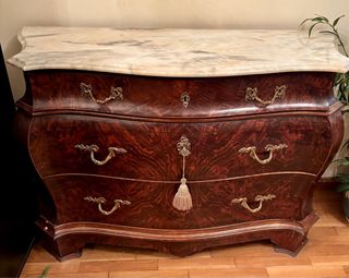 Cómoda de madera con tapa de mármol