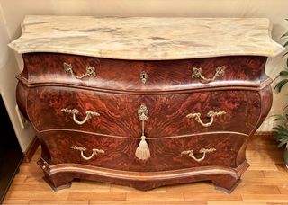 Cómoda de madera con tapa de mármol