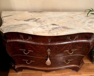 Cómoda de madera con tapa de mármol