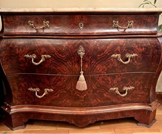 Cómoda de madera con tapa de mármol