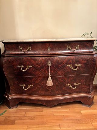 Cómoda de madera con tapa de mármol