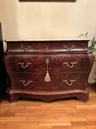 Cómoda de madera con tapa de mármol