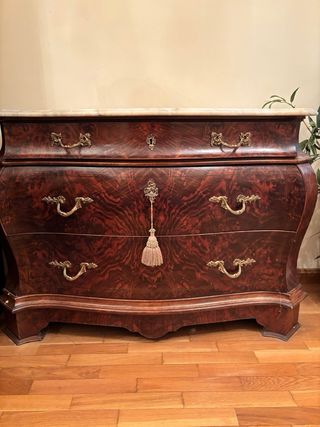 Cómoda de madera con tapa de mármol