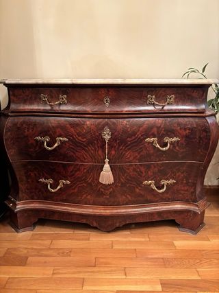 Cómoda de madera con tapa de mármol