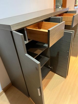 Mueble de madera maciza