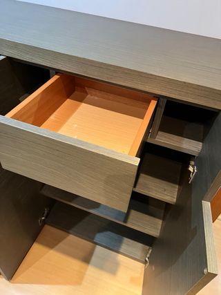 Mueble de madera maciza