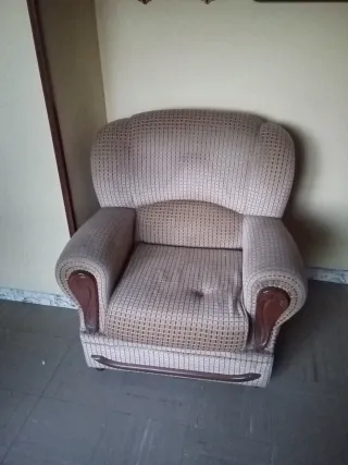 Sofá de tela y madera beige y marrón